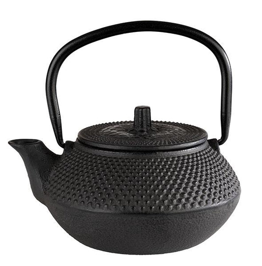Schwarze Teekanne aus Gusseisen.