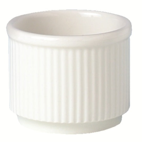 Weißer gerippter Porzellan-Ramekin.