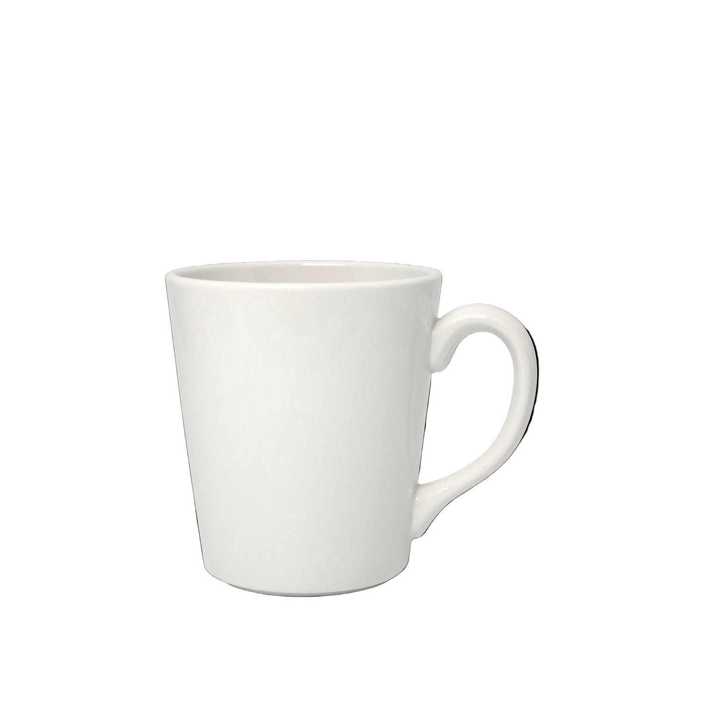 Weiße Tasse auf schwarzem Hintergrund.