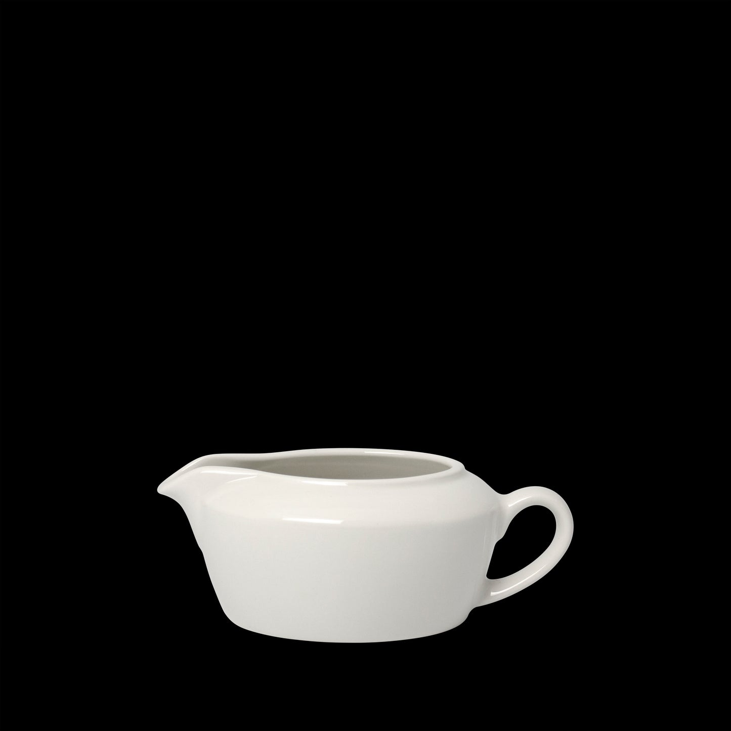Weiße Porzellan-Sauciere auf Schwarz.