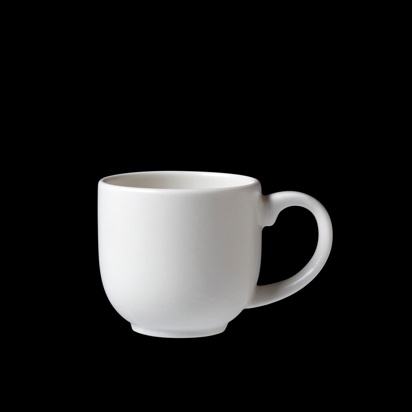 Weiße Tasse auf schwarzem Hintergrund.