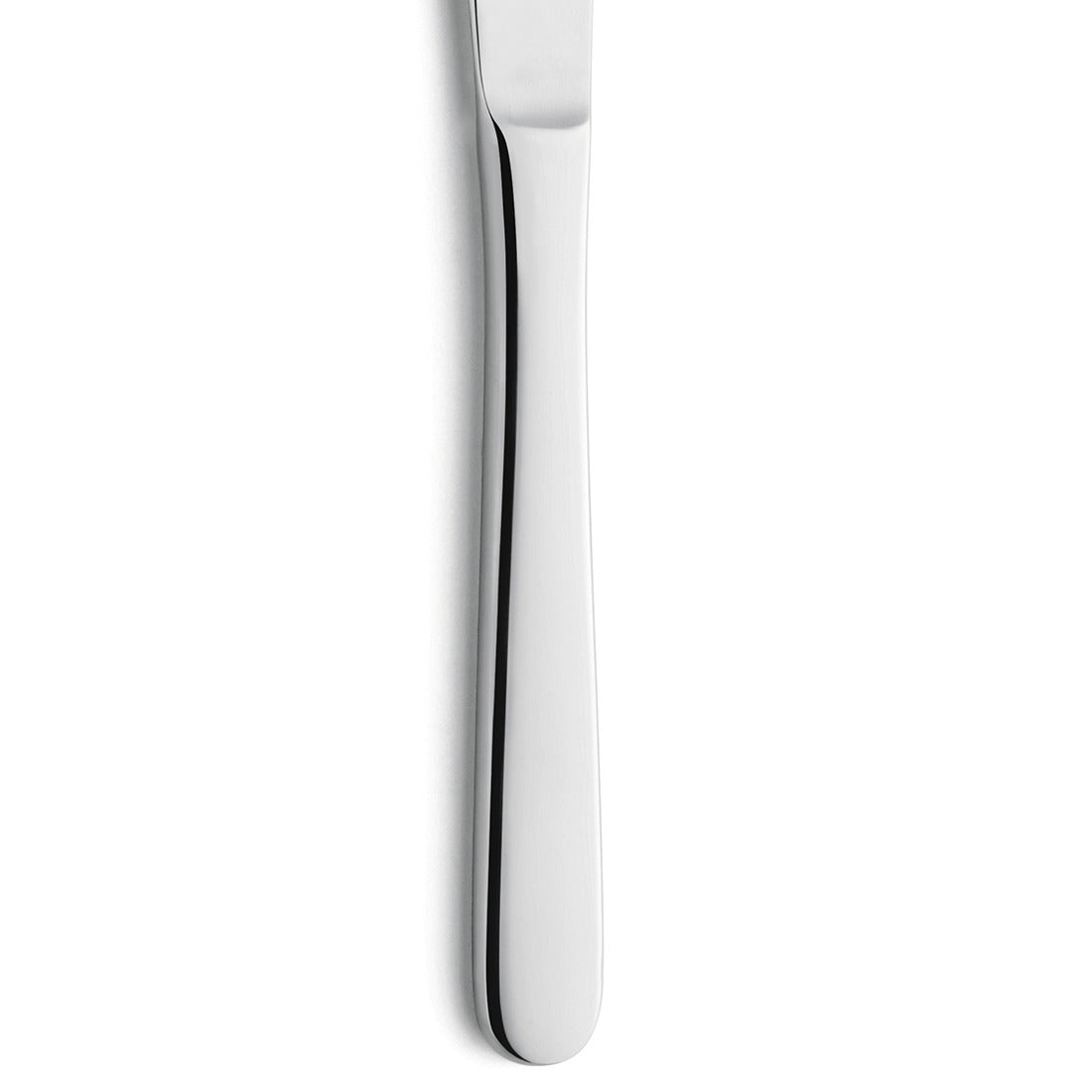 Silbernes Messer auf weißem Hintergrund.