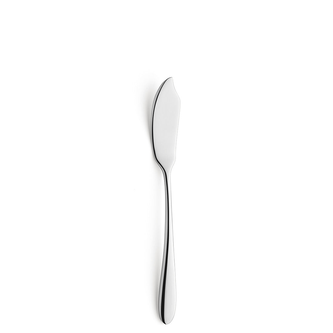 Silbernes Buttermesser auf weißem Hintergrund.