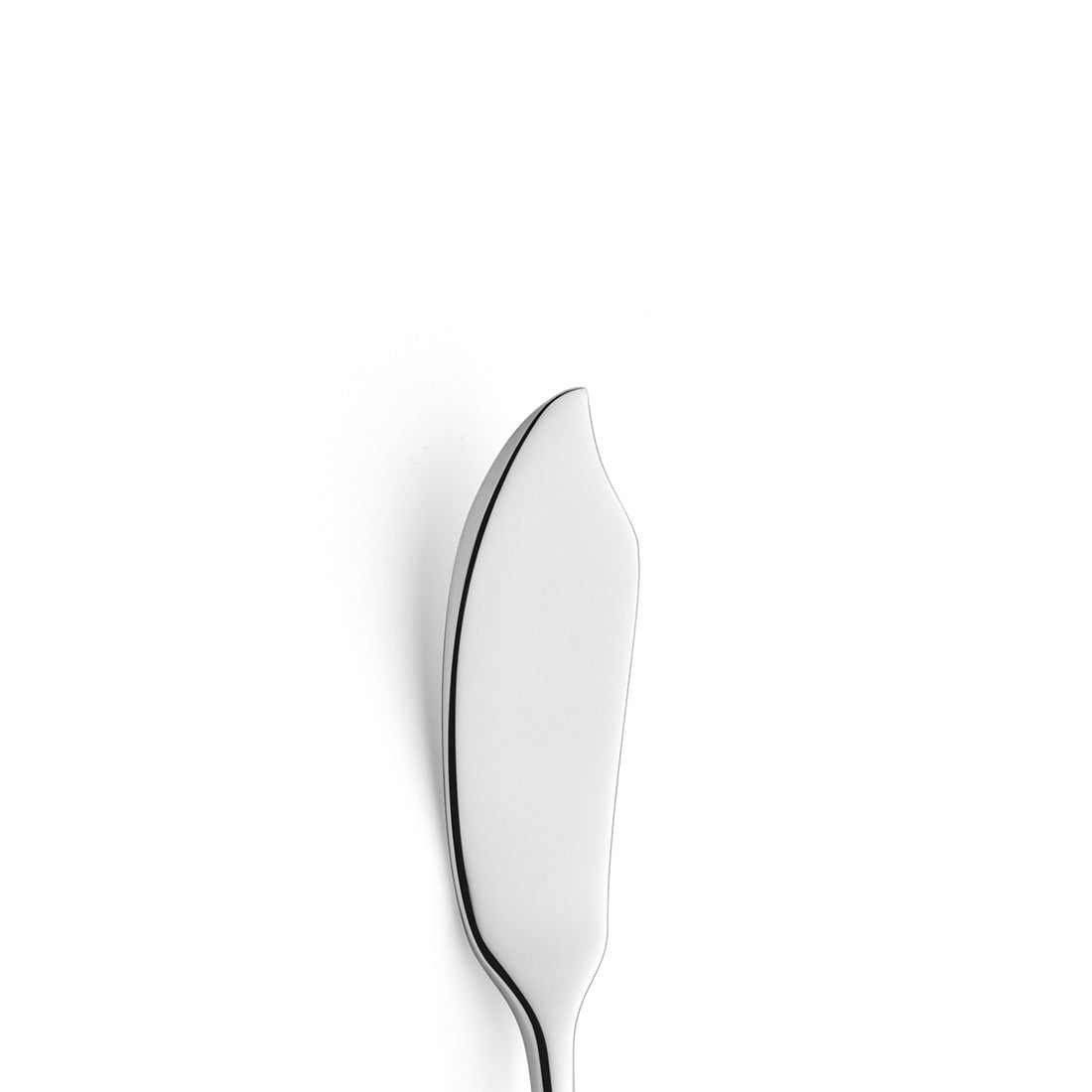 Silbernes Buttermesser auf weißem Hintergrund.