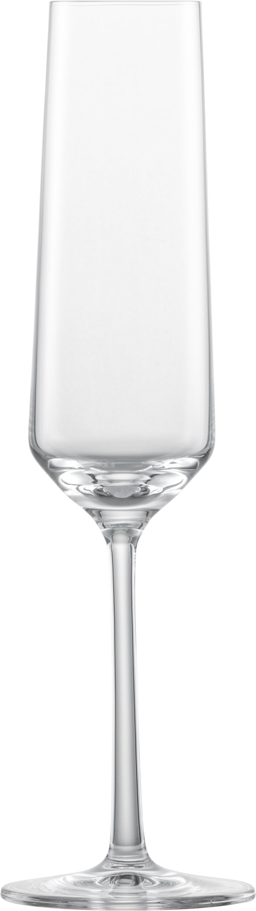 Leeres Sektglas auf weißem Hintergrund.