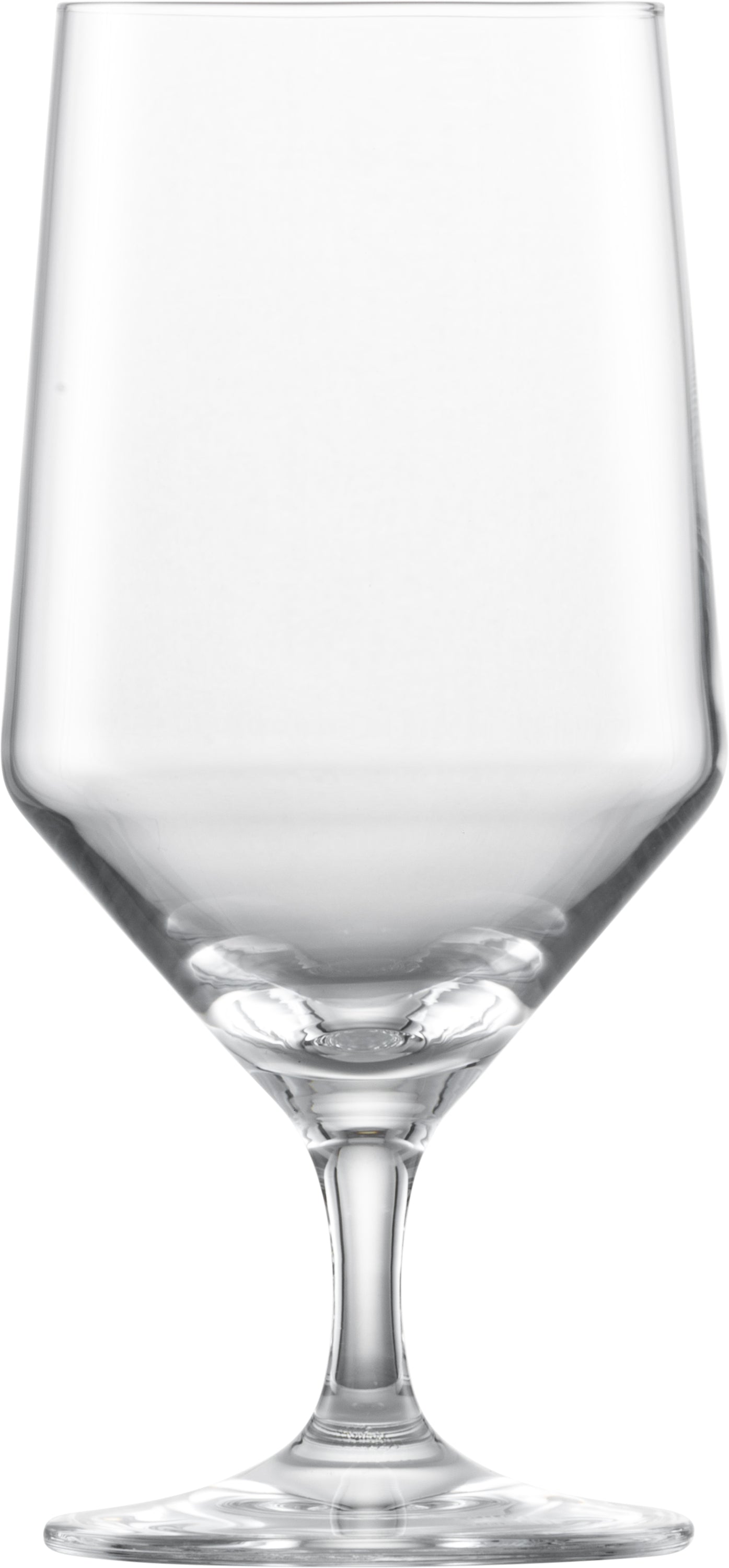 Leeres Bierglas auf weißem Hintergrund.