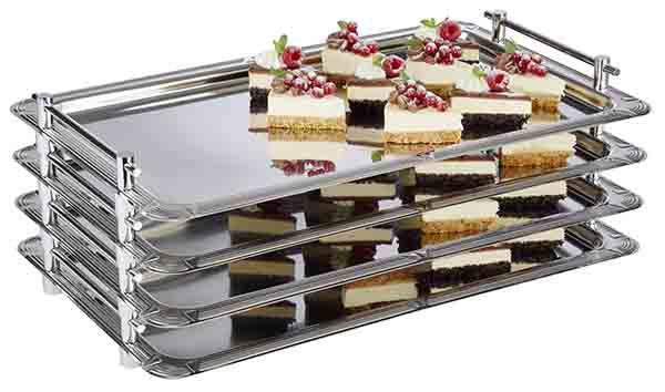 Gestapelte Tabletts mit Kuchenstücken.
