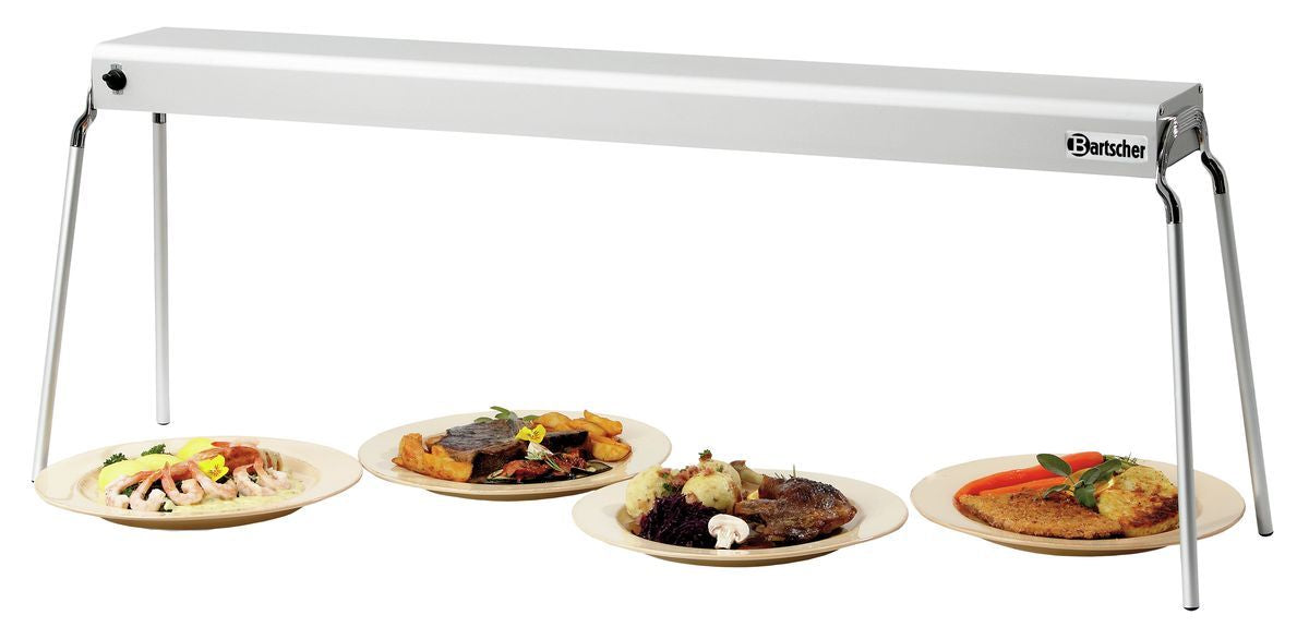 Wärmelampe über Tellern mit Essen.