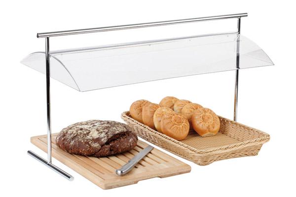 Brot und Brötchen unter Abdeckung.