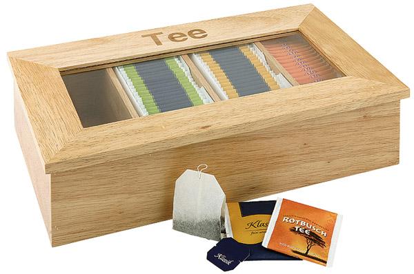 Holzkiste mit Teebeuteln und Verpackungen.