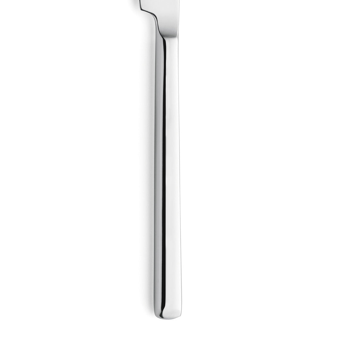 Silbernes Messer auf weißem Hintergrund.