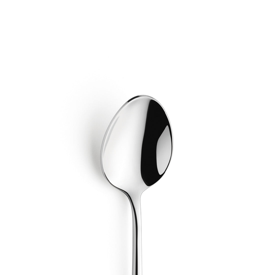 Silberner Löffel auf weißem Hintergrund.