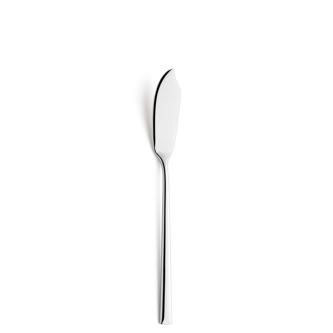 Silbernes Buttermesser auf weißem Hintergrund.