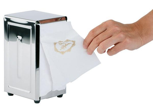 Hand zieht Serviette aus Spender.