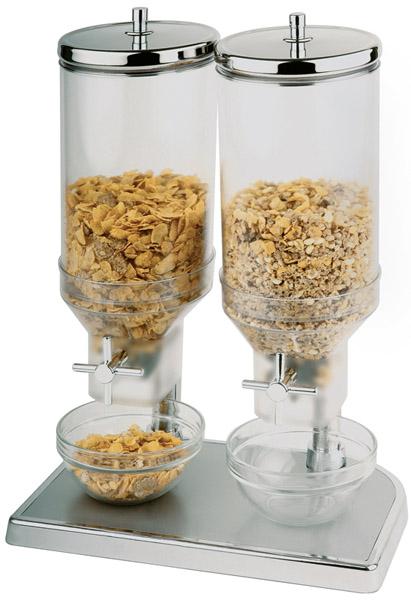 Zwei Spender mit Müsli.