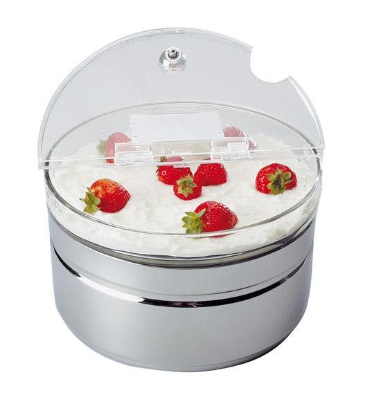 Erdbeeren auf Sahne in Behälter.