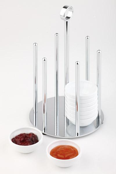 Ständer mit Schälchen und Saucen.