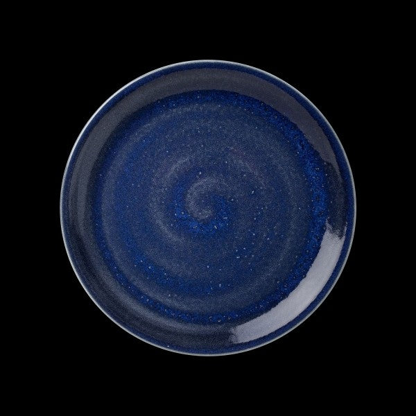 Blauer Teller auf schwarzem Hintergrund.