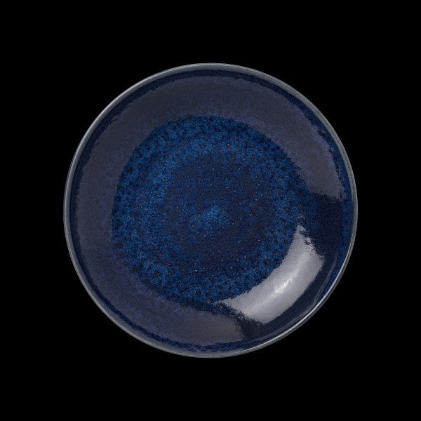 Blauer Teller auf schwarzem Hintergrund.