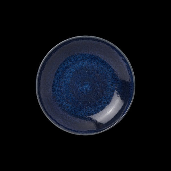Blauer Teller auf schwarzem Hintergrund.
