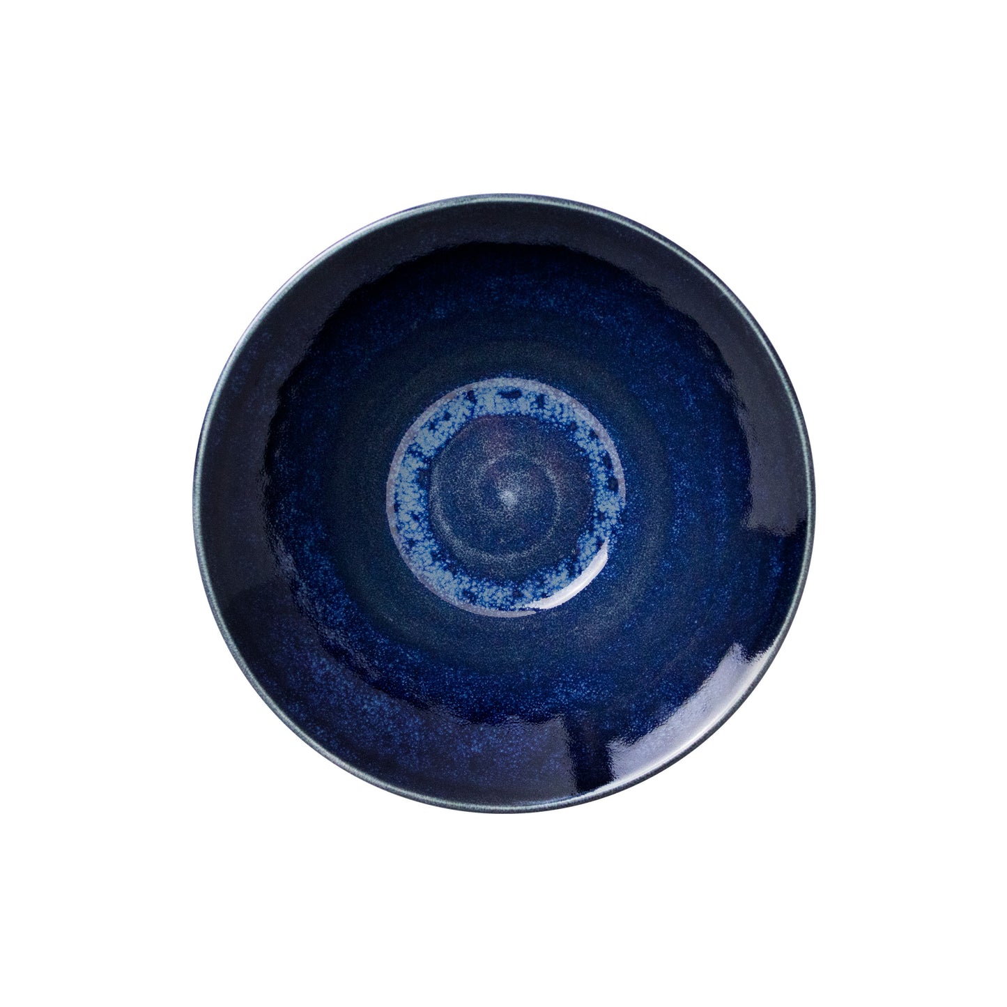 Blauer Teller mit spiralförmigem Muster.