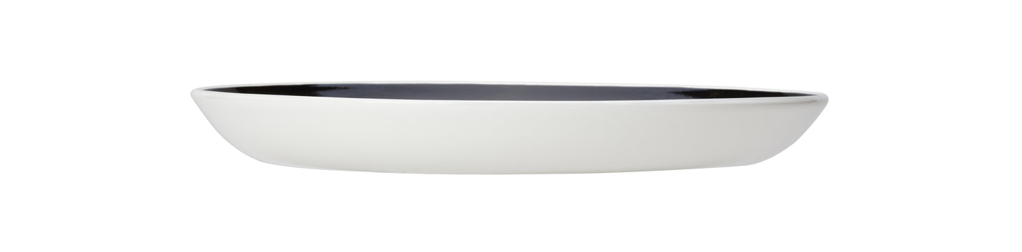 Weiße Schale mit dunklem Innenraum.