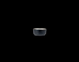 Schwarze Schüssel auf schwarzem Hintergrund.