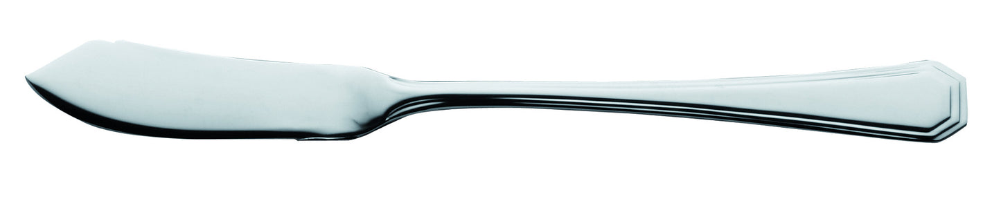 Silberner Buttermesser auf weißem Hintergrund.