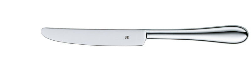 Silbernes Buttermesser auf weißem Hintergrund.