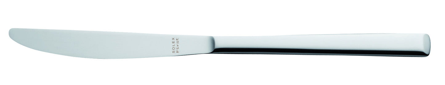 Silbernes Buttermesser auf Weiß.