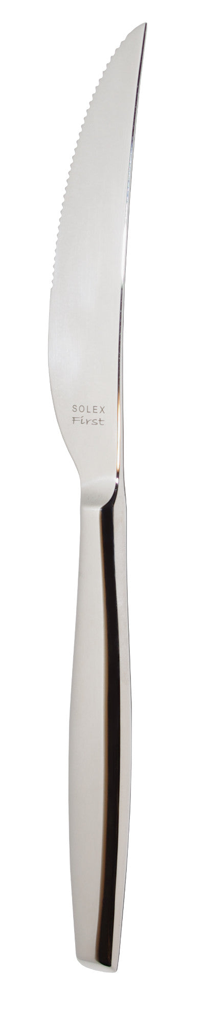 Silbernes Messer mit gezackter Klinge.