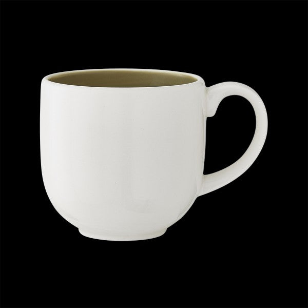 Weiße Tasse auf schwarzem Hintergrund.