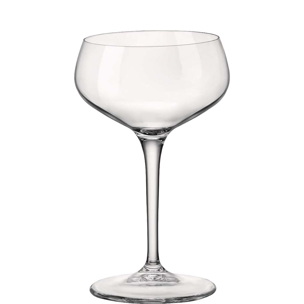 Leeres Cocktailglas auf weißem Hintergrund.