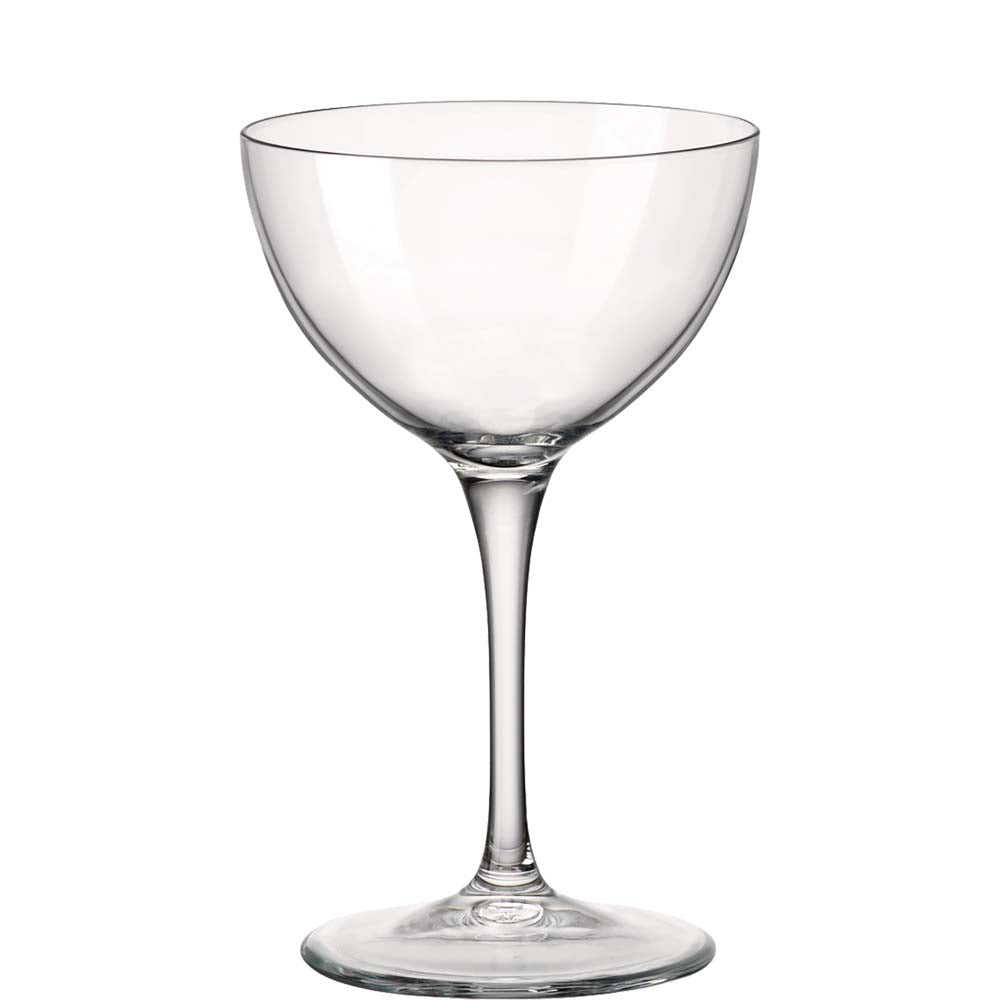 Leeres Cocktailglas auf weißem Hintergrund.