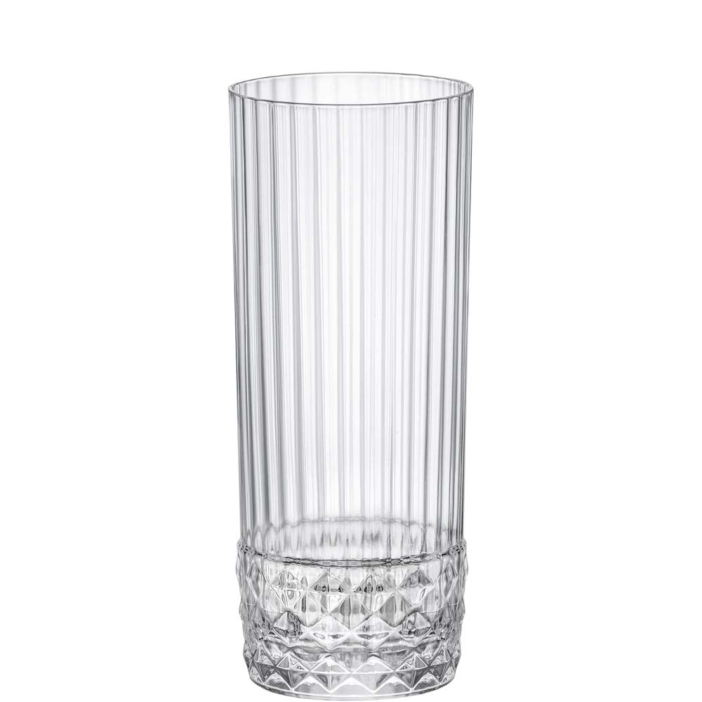 Hohes Glas mit vertikalen Rippen