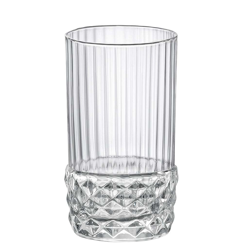Geripptes Glas mit Diamantmuster.