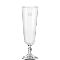 Bierglas auf weißem Hintergrund.