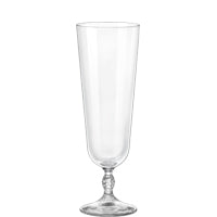Leeres Sektglas auf weißem Hintergrund.