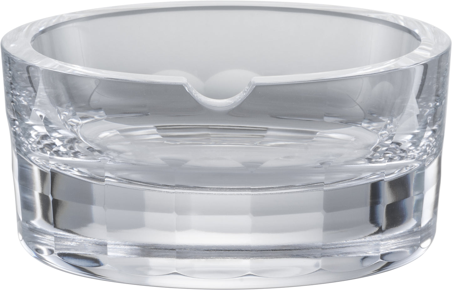Glas-Aschenbecher auf weißem Hintergrund.
