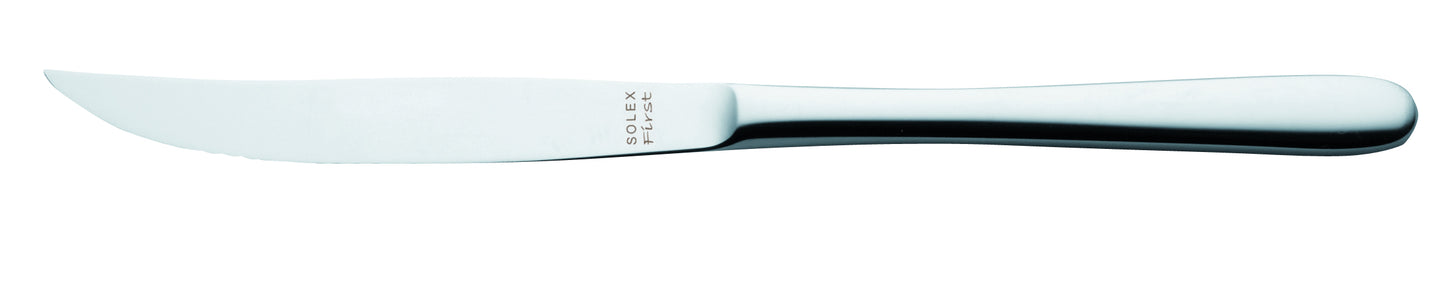 Silbernes Messer auf weißem Hintergrund.