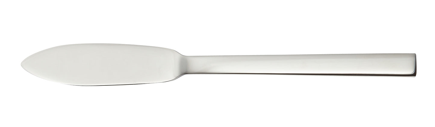 Silberner Buttermesser auf weißem Hintergrund.