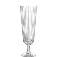 Transparentes, geripptes Sektglas auf Stiel.