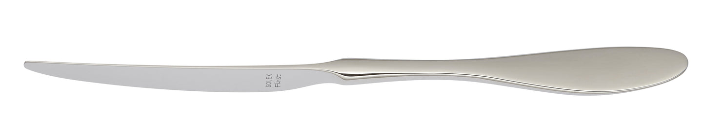 Silbernes Buttermesser auf Weiß.