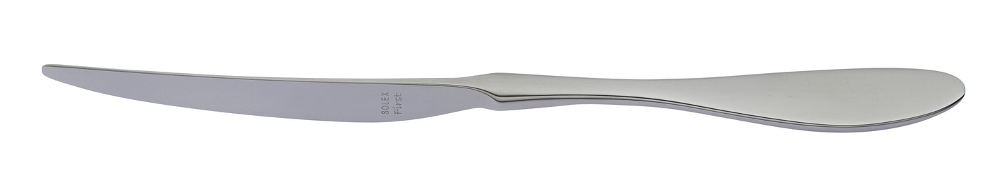 Silbernes Messer auf weißem Hintergrund.