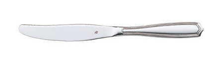 Silbernes Buttermesser auf weißem Hintergrund.
