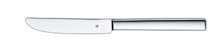 Silbernes Buttermesser auf Weiß.