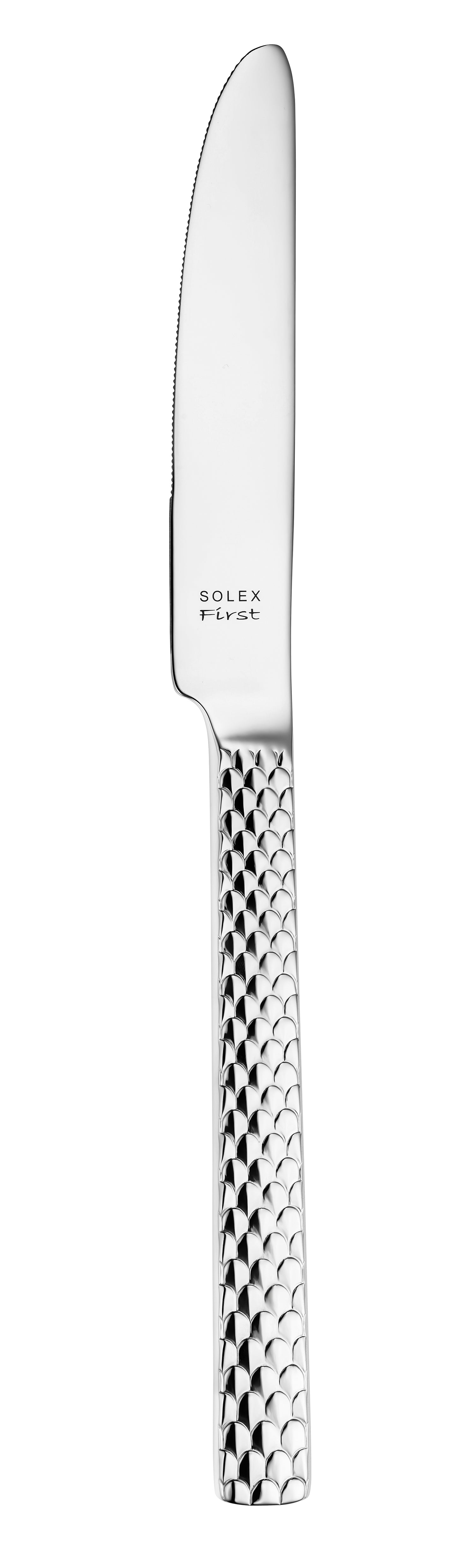 Silbernes Messer mit strukturiertem Griff.