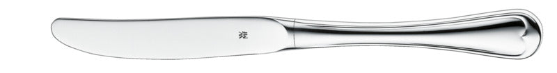 Silbernes Buttermesser auf Weiß.