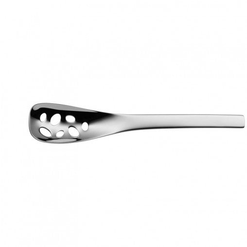 Löffel mit Löchern aus Metall.