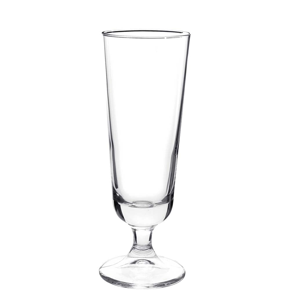 Leeres Bierglas auf weißem Hintergrund.